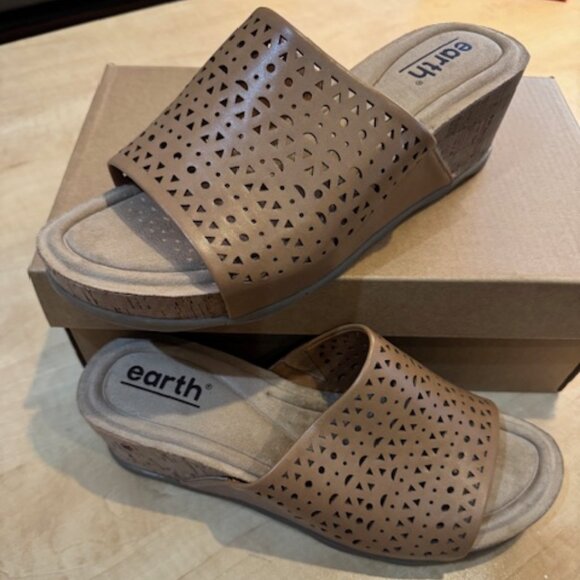 NWT and Box Earth Dark Natural Wendy's Wedge Sandals Sz 9.5 - Picture 1 of 11